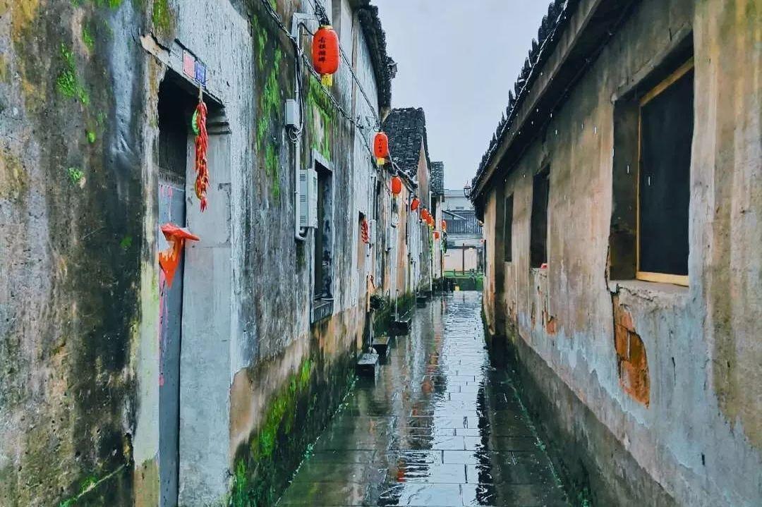 减速带损毁留钢钉,过往车辆遭了殃,现场画面